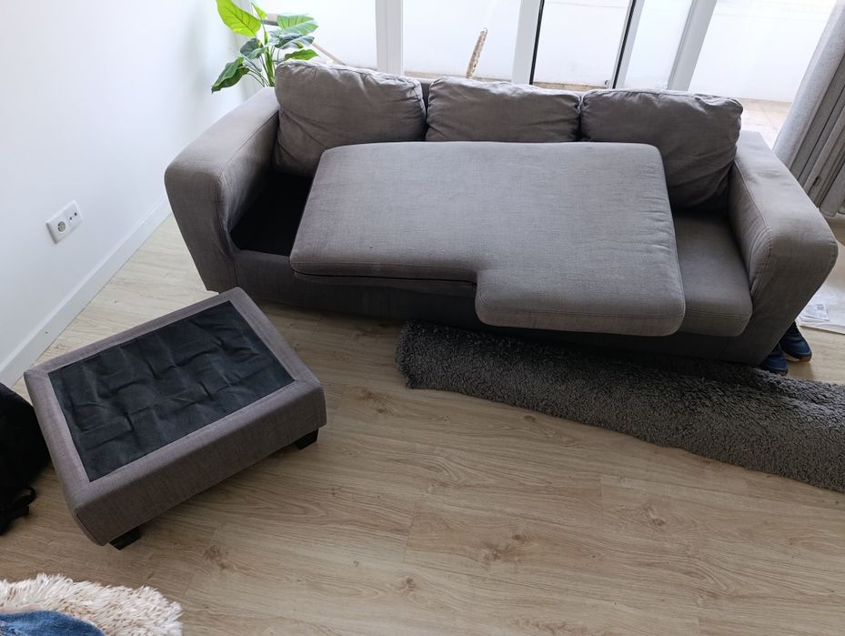 O sofá. Usada. Precisa de limpeza.