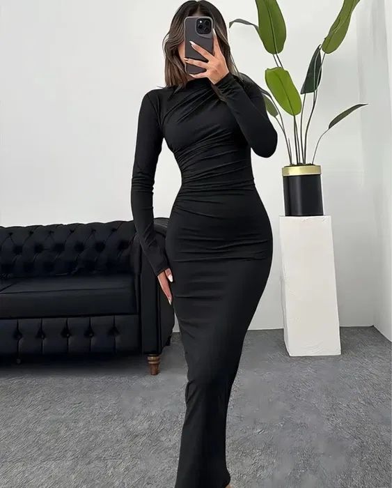 Чёрное платье обтягивающее с рукавом