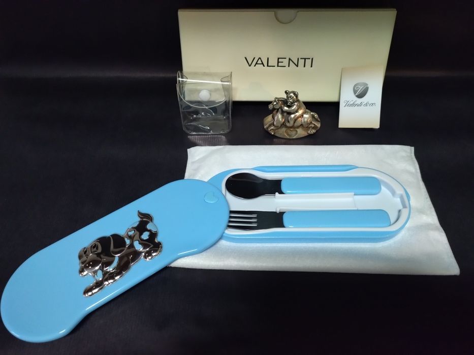 Talheres infantis com oferta boneco decorativo