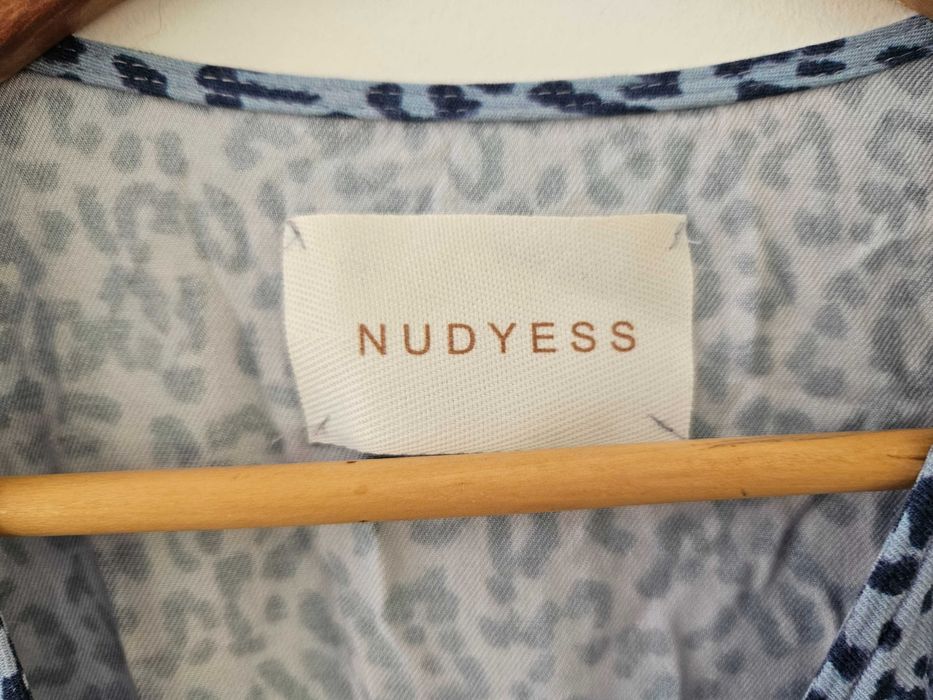 Niebieska sukienka kopertowa Nudyess panterka cętki