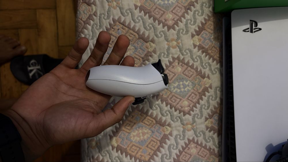 PS5 slim em perfeito estado com 1 comando em perfeito estado e com um fone gamer com menos de 1 mês de uso com a caixa e o talao de 3 anos de garantia