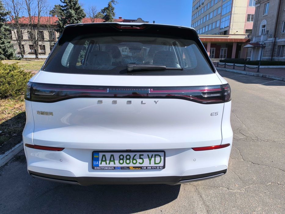 Сучасний електромобіль у передтоповій комплектації Geely Galaxy E5