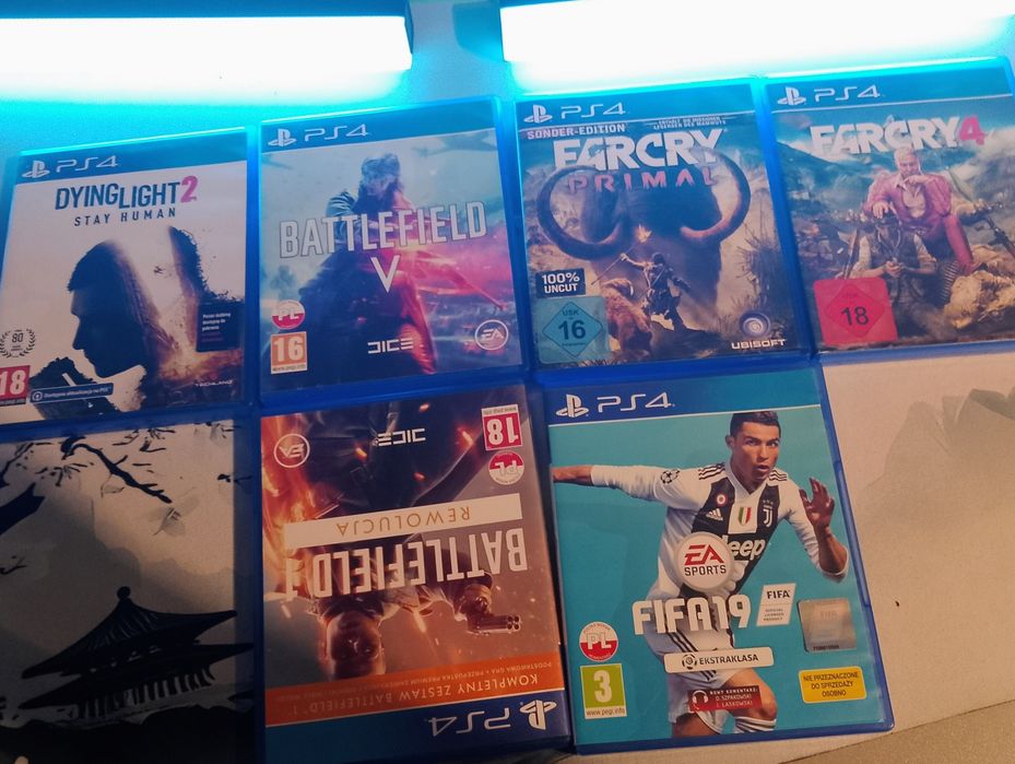 PS4 PRO 1T  + 3 pady + 16 gier