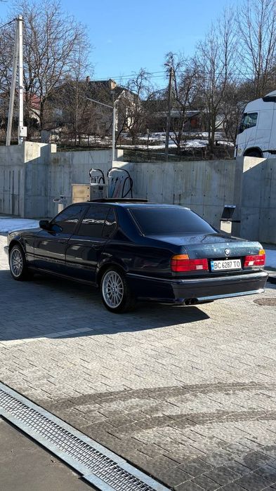 Продам BMW E32 735I