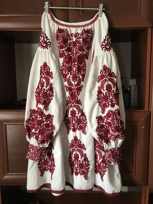 Продам вишивану сукню
