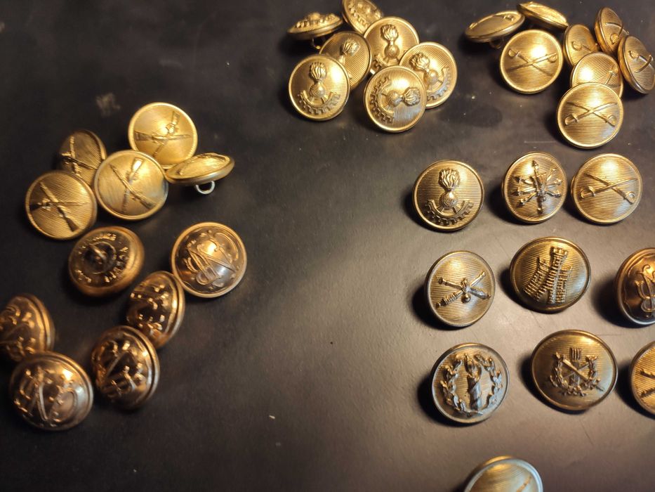 Coleção de 70 botões de Uniformes Militares diversificados