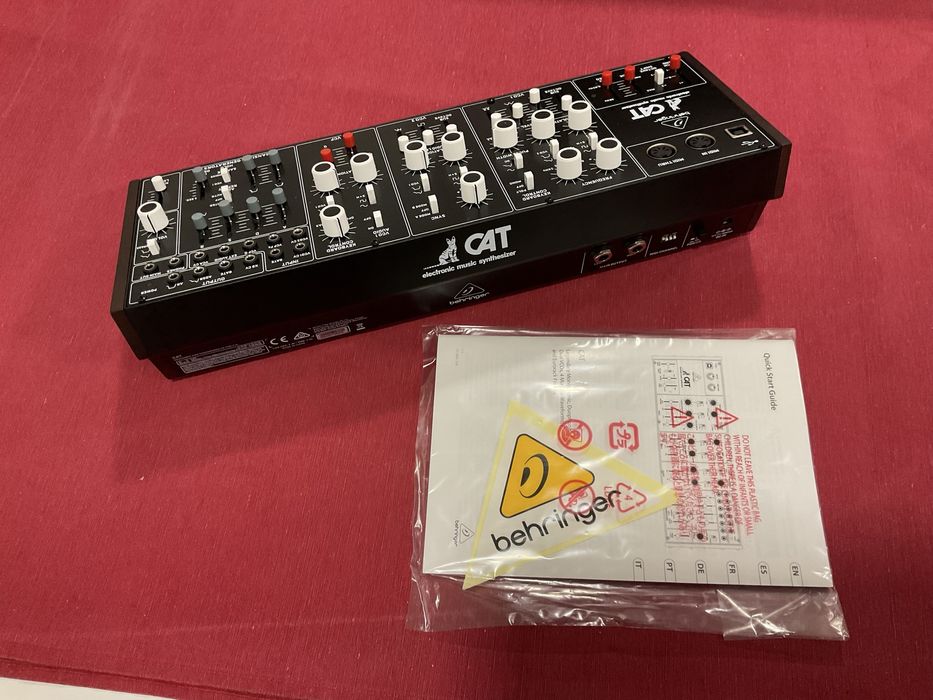Behringer CAT: sintetizador analógico impecável (na caixa) - RESERVADO