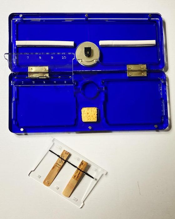 Caixa para palhetas de sopro em acrílico com controlador de humidade