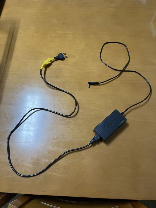 Teclado eletrónico muito bem estimado com suporte