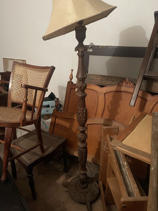 Candeeiro antigo de pe alto trabalhado