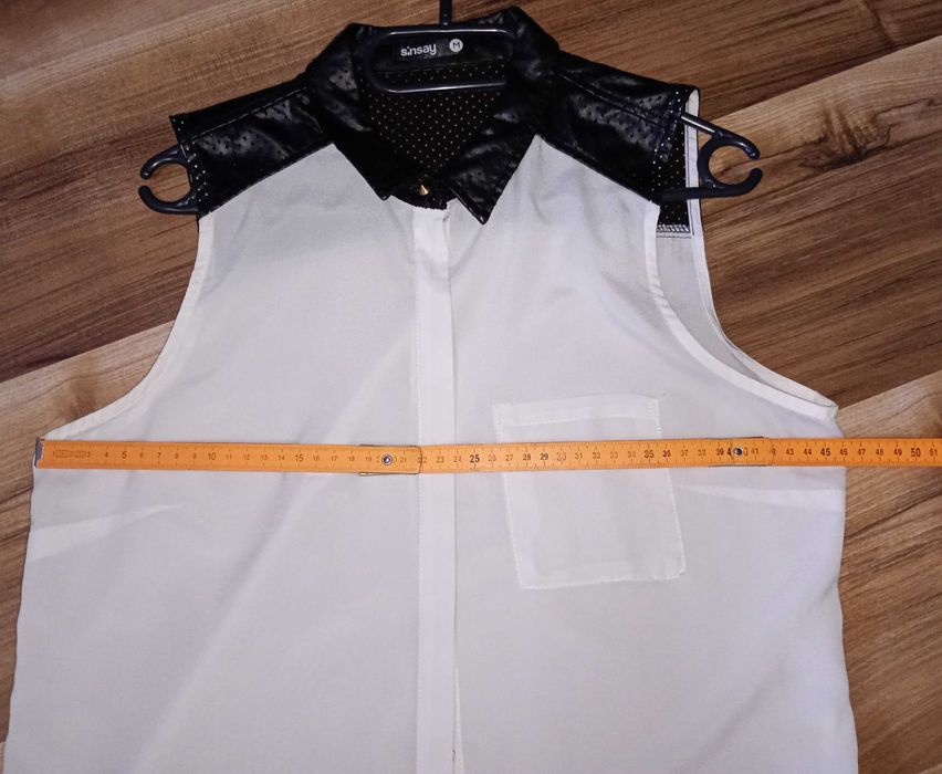 Koszula Sinsay biała wstawki skóry bez rękawów rozm. M biało czarna