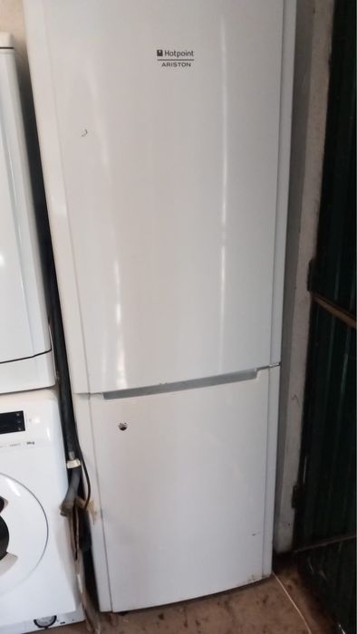 Frigorifico Ariston Hotpoint com 10 anos e em excelente estado de conservação.