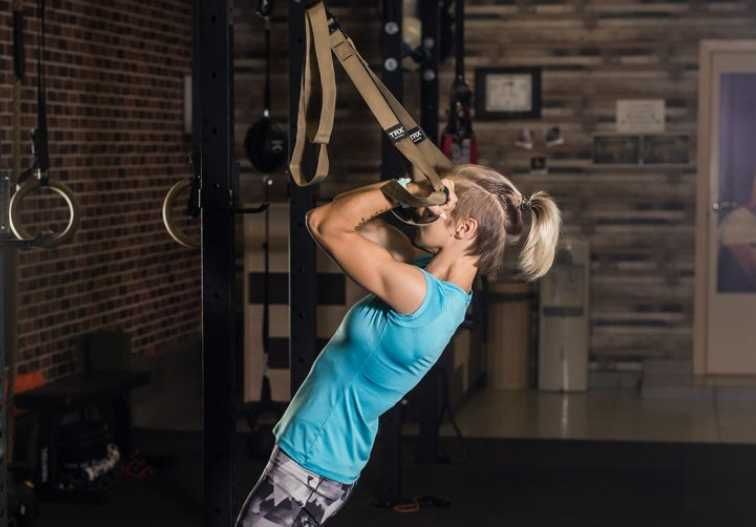 Универсальный домашний турник и тренировочные TRX петли фитнес станция