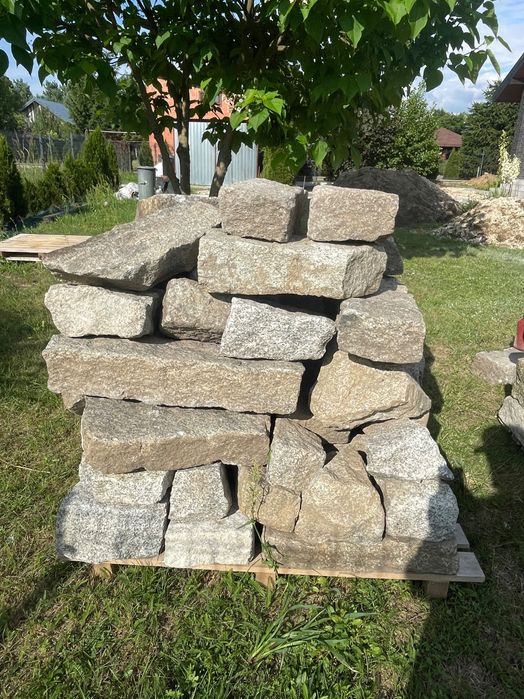 Krawężnik granitowy z dawnej drogi