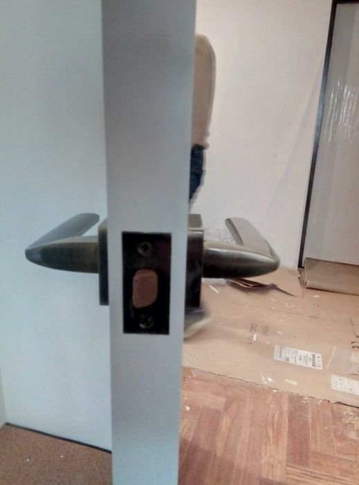 Установка межкомнатных дверей. Врезка замков, петель, установка ручек ...