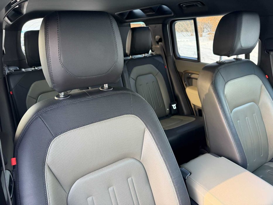 Land Rover Defender D300 X-Dynamic