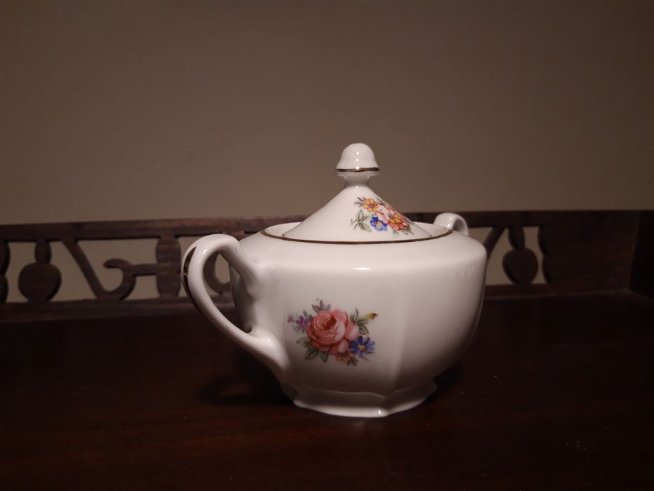 Açucareiro de porcelana da Vista Alegre, decorado com motivos florais