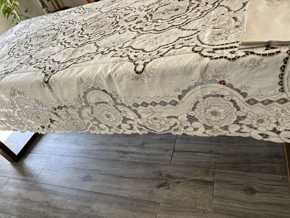 Toalha de mesa mistura de linho e algodão ricamente bordada com flores e com bordado richelieu