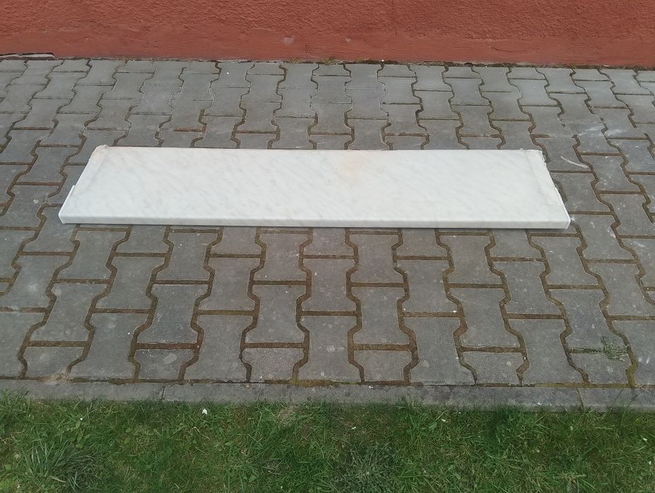 Okno z   demontażu z parapetem