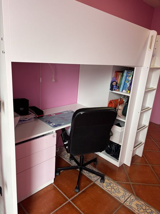 Vendo quarto de menina cama com colchao ,secretaria , guarda vestidos