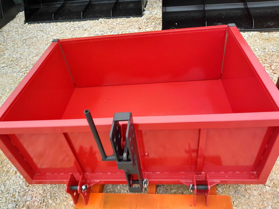 Na tyl ciągnika skrzynie transportowe na tuz nowe dostawa