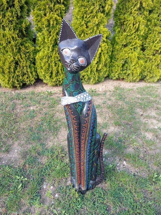 Figurki kotów z drewna
