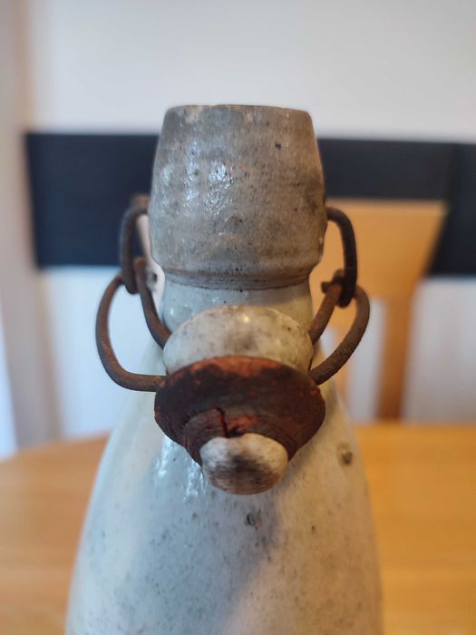 Butelka ceramiczną z tłoczeniem, oryginalnym zamknięciem