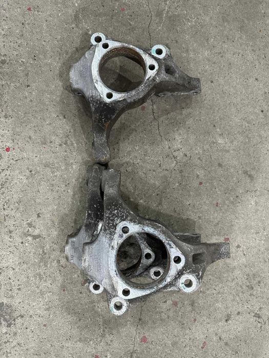 Кулак поворотный передный левий правый  OPEL INSIGNIA 2008-2013