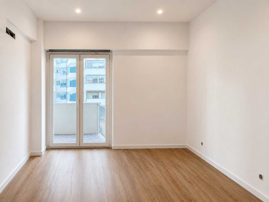Apartamento T3 Carnaxide, com 2 varandas e 2 frentes - Totalmente remodelado