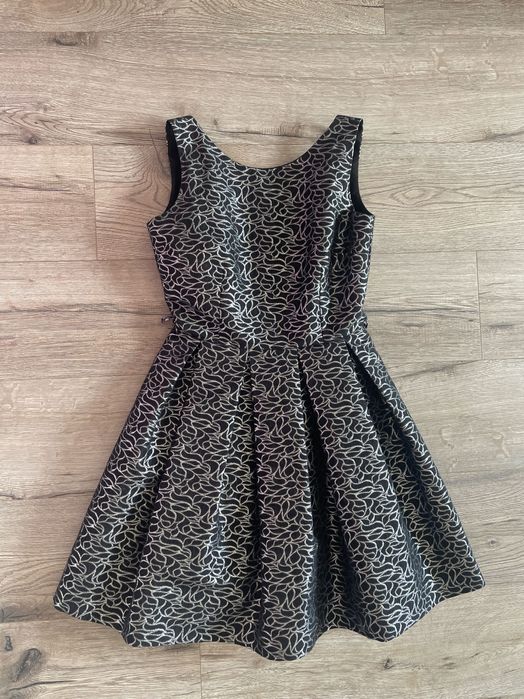 Elegancka krótka sukienka