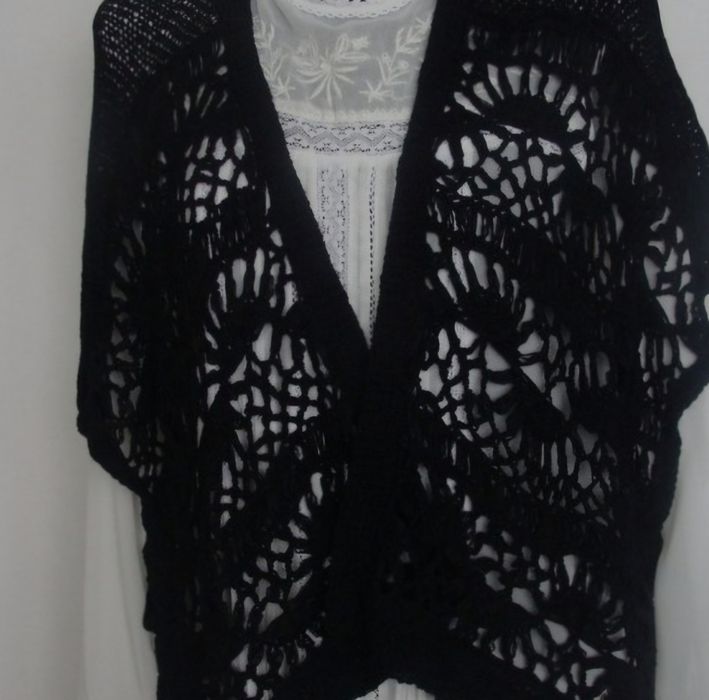 Czarny sweter ażurowy, narzutka Bershka, rozmiar M