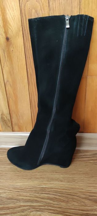 Чоботи зимові, натуральна замша,36 розмір йде на 35, всередині мех