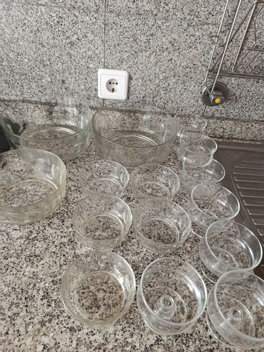 Taças e saladeiras. Tudo 20.