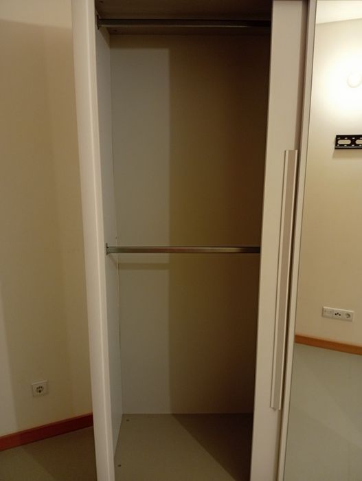 Roupeiro com espelho