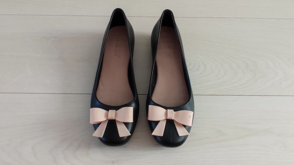 Czarne gumowe baleriny