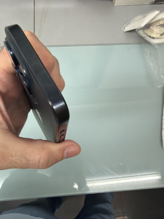 iPhone 15 Pro na cor azul