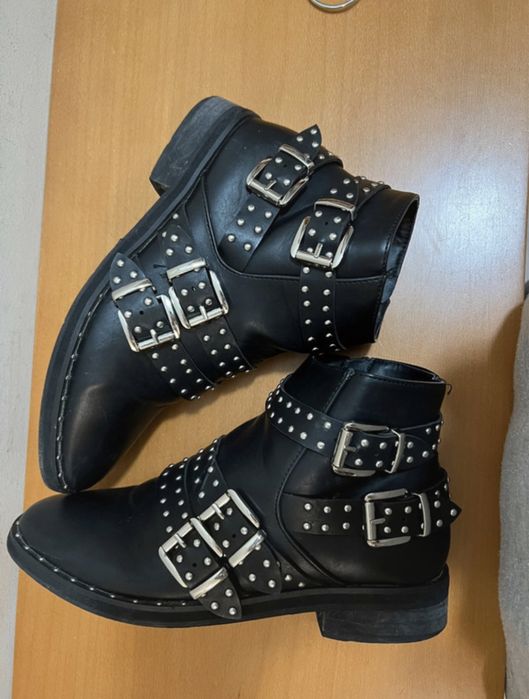 Botas com tachas da Natura