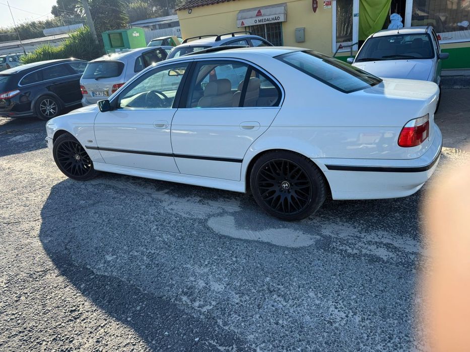 BMW 535i..........
- equipada com um motor V8 gasolina
- revisão feita