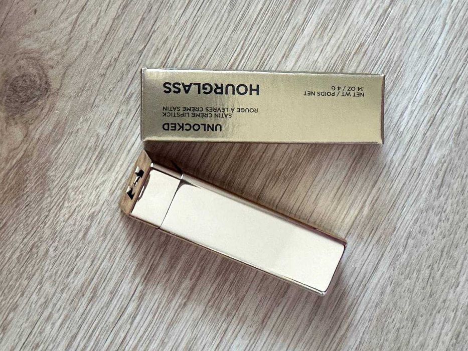 Hourglass Unlocked Satin Crème Lipstick Sahra 310 —pomadka satynowa 4g
