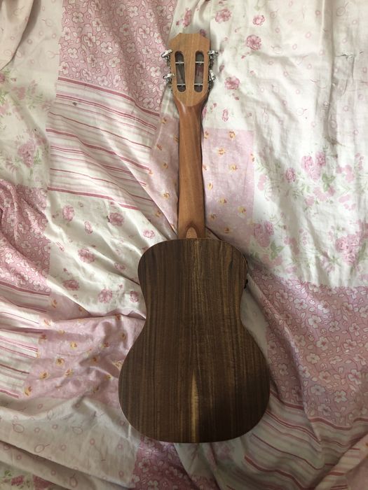 Ukulele z naglośnieniem, recznie robione
