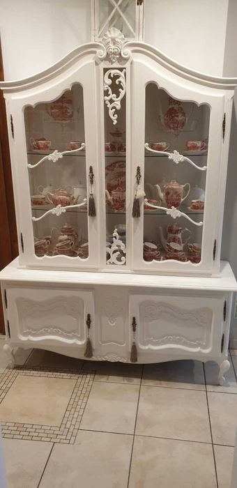 Bielone meble ludwikowskie