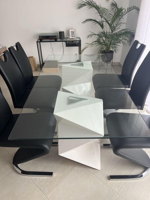 Mesa de jantar e cadeiras