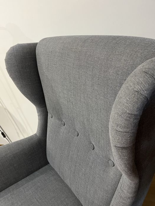 Poltrona e banqueta pousa pes