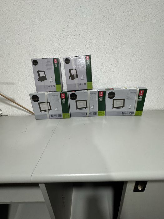 Lote de 5 Projetores LED de Exterior Inspire (Novos / Em Caixa)