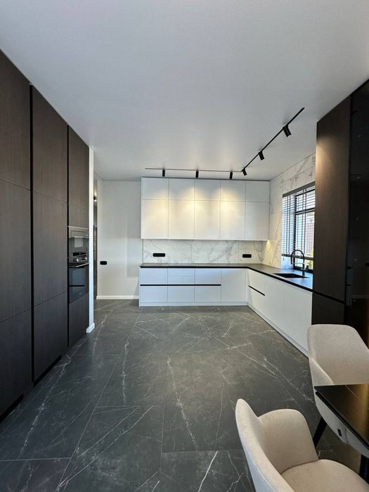 Продаж будинку 165 м2  з ремонтом, 9.5 соток, Стоянка, закрите КМ