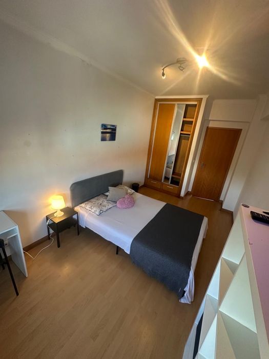 Quarto mobiliado para arrendar no centro da Moita