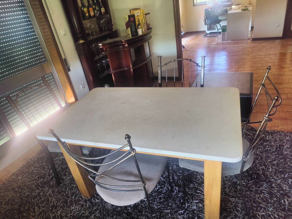 Mesa madeira com tampo mármore