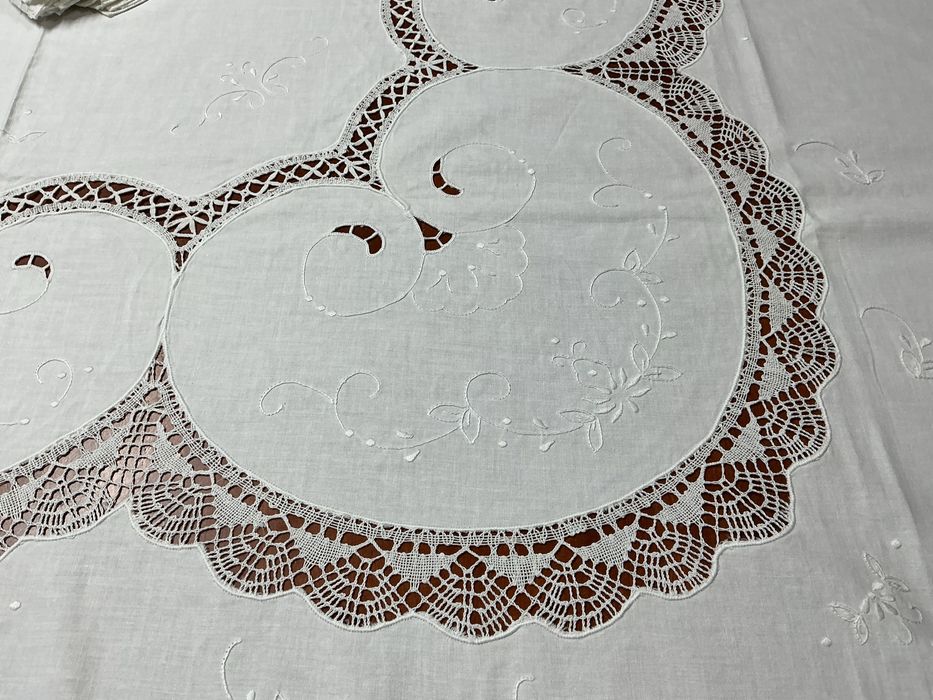 Toalha bordada a mao com rendas de bilros
