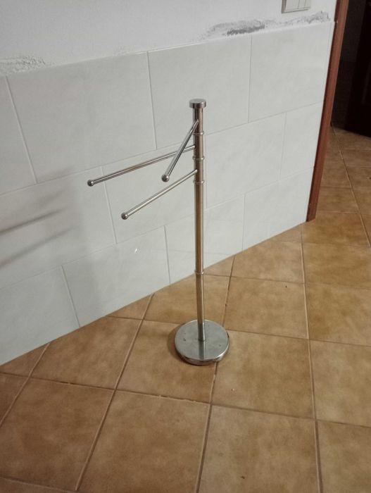 Toalheiro móvel feito de metal cromado