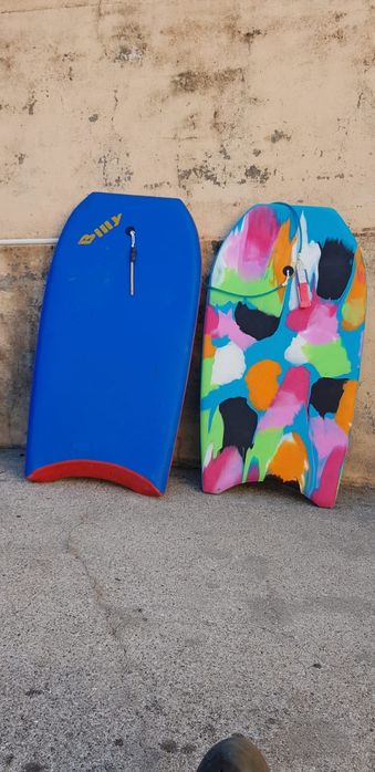 fato de surf e saco com duas pranchas antigas